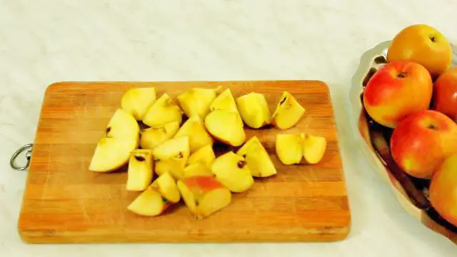 Chopped apples for diy ACV with mother